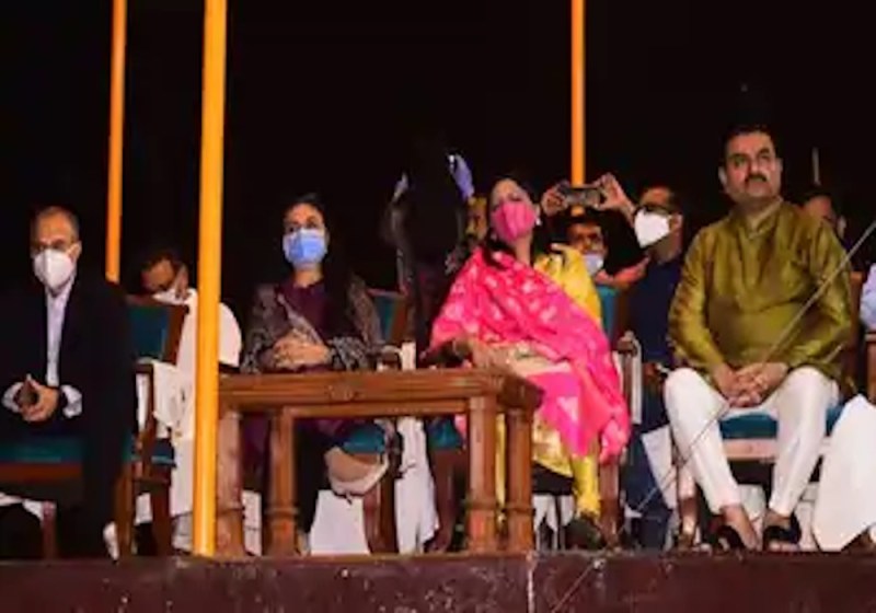 वाराणसी में गौतम अदाणी ने सपरिवार देखी गंगा आरती, विजिटर बुक में लिखा- काशी में जय मां गंगे