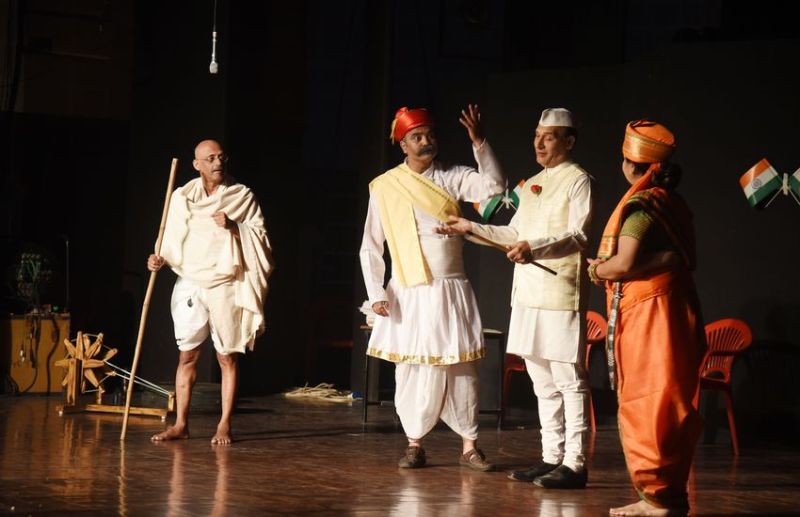 हास्य व्यंग्य से भरपूर ‘शोभायात्रा’ में गंभीर मुद्दों की पड़ताल