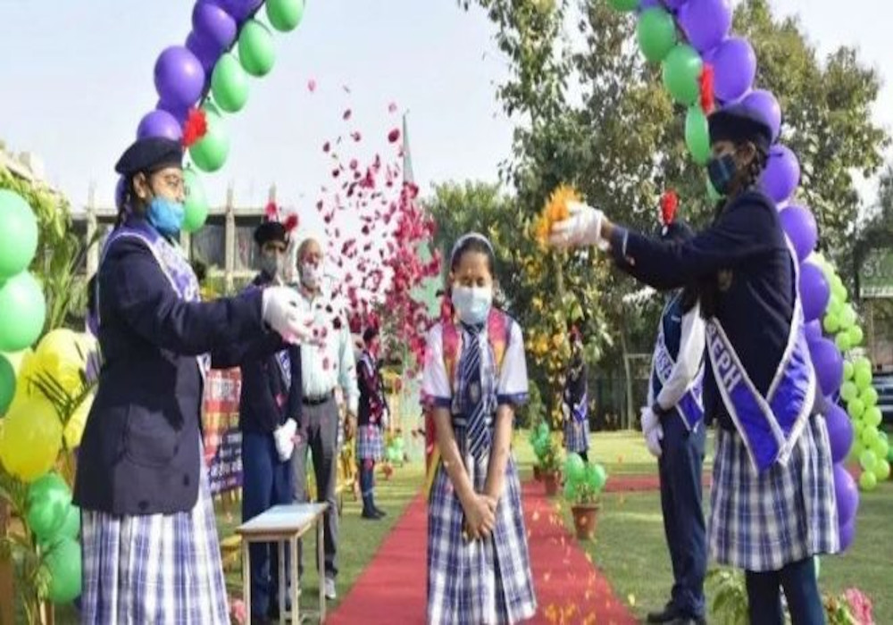 एक साल बाद खुले प्राइमरी स्कूल, गुब्बारे से सजाए गए विद्यालय, तिलक लगाकर हुआ बच्चों का स्वागत