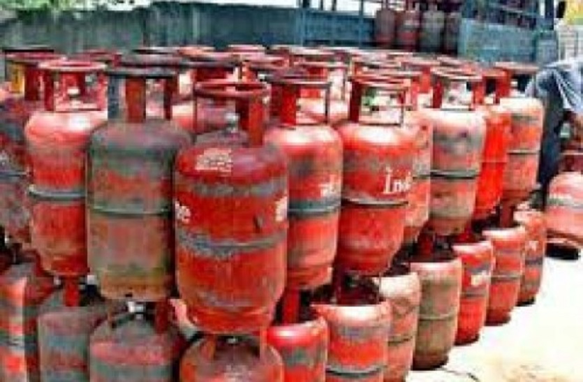 Gas cylinder: घरेलू गैस सिलेंडर के दाम 25 रुपए बढ़ाए