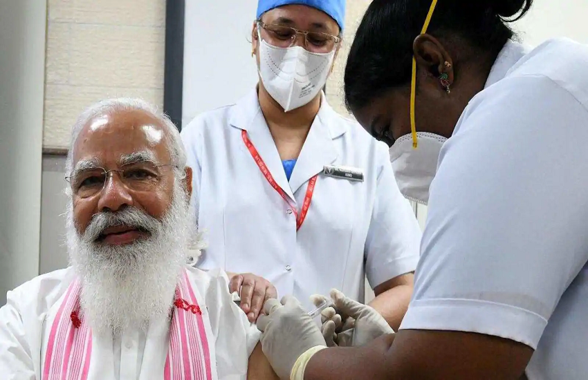 कोरोना का टीका लगवाते समय PM मोदी ने बोली ऐसी बात...खिलखिला कर हंस पड़ी नर्स