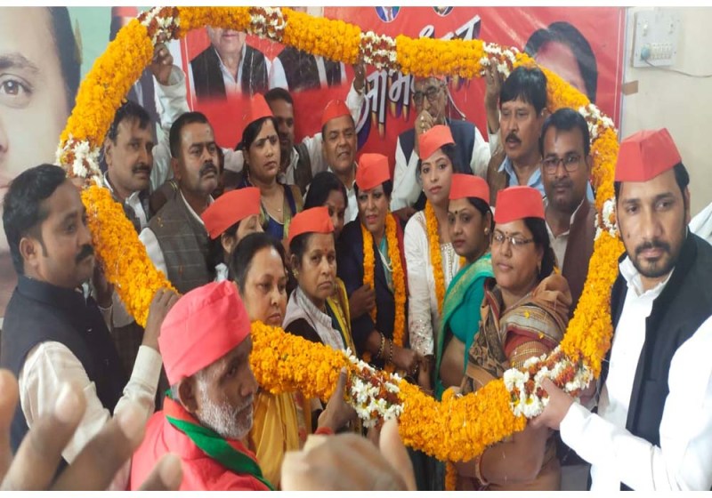 बसपा छोड़ पार्टी में शामिल हुए नेताओं का स्वागत करते सपाई