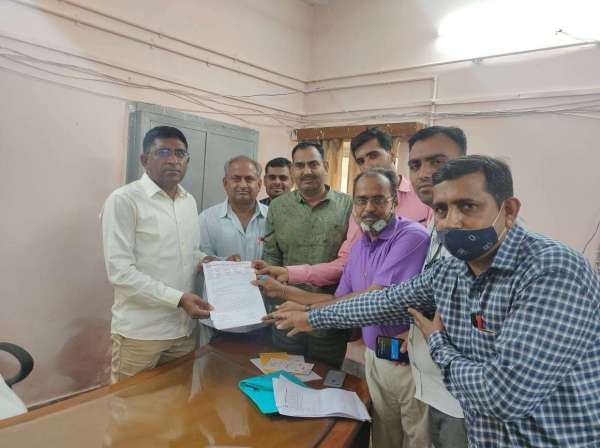 शिक्षक समस्याओं के निराकरण को लेकर सौंपा ज्ञापन