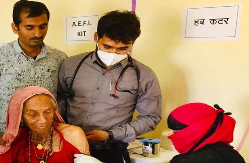 बुजुर्ग बन रहे प्रेरणा, 102 साल की लासी का वैक्सीनेशन