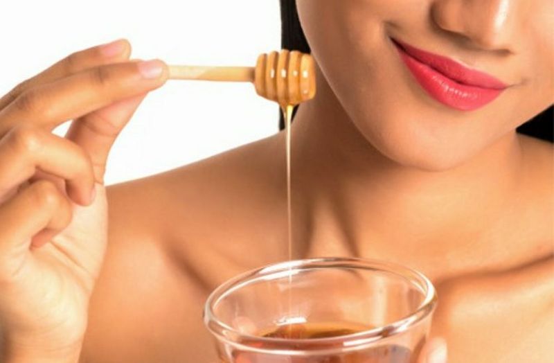 चेहरे और बालों के लिए अपनाए यह तरीका, शहद से दमकने लगेगा आपका रूप