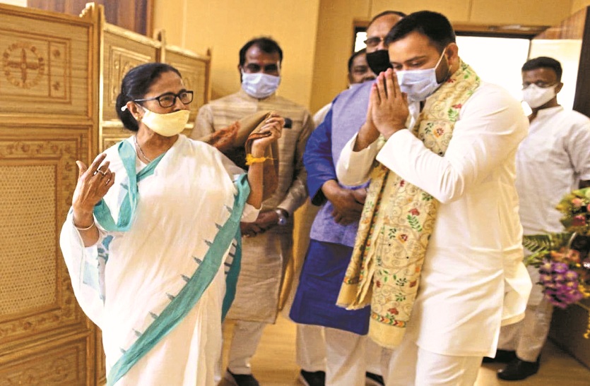 राजद नेता तेजस्वी यादव कोलकाता में मुख्यमंत्री ममता बनर्जी से मुलाकात करते हुए।