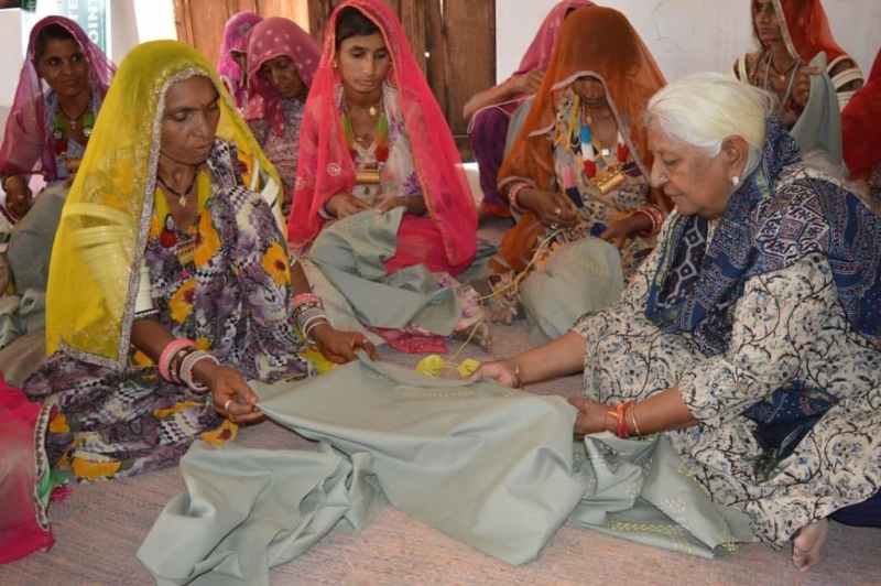 घूंघट और घर की दहलीज को भरोसा देती...लता बहिनजी