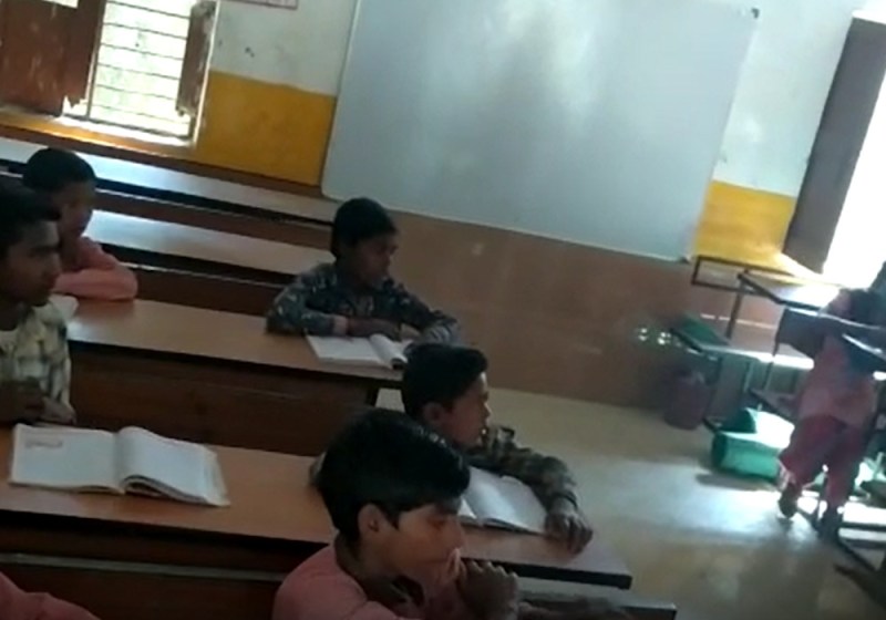 कोरोना काल में स्कूल खुलने के पहले ही दिन बगैर मास्क के क्लास रूम में दिखाई दिए बच्चे, टीचरों ने पढ़ाना नहीं समझा मुनासिब