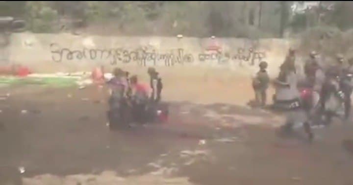 Video: म्यांमार में पुलिस और सेना की मनमानी, प्रदर्शनकारियों पर जमकर हो रहे
अत्याचार