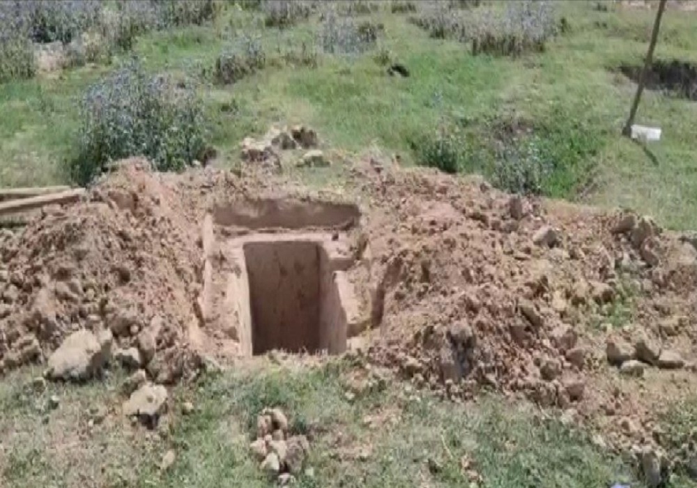12 दिन पहले दफन हुए मासूम का शव कब्र से आया बाहर, पड़ोसी महिला के चलते हुआ ऐसा, जानें क्यों