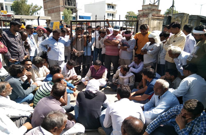 मण्डी गेट पर व्यापारियों ने विरोध प्रदर्शन कर दिया सांकेतिक धरना