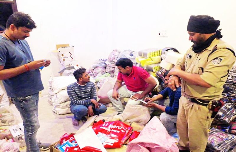 गोदाम पर मारा छापा, ब्रांडेड कंपनियों के रैपर में बेच रहे थे नकली ऑटो पाट्र्स