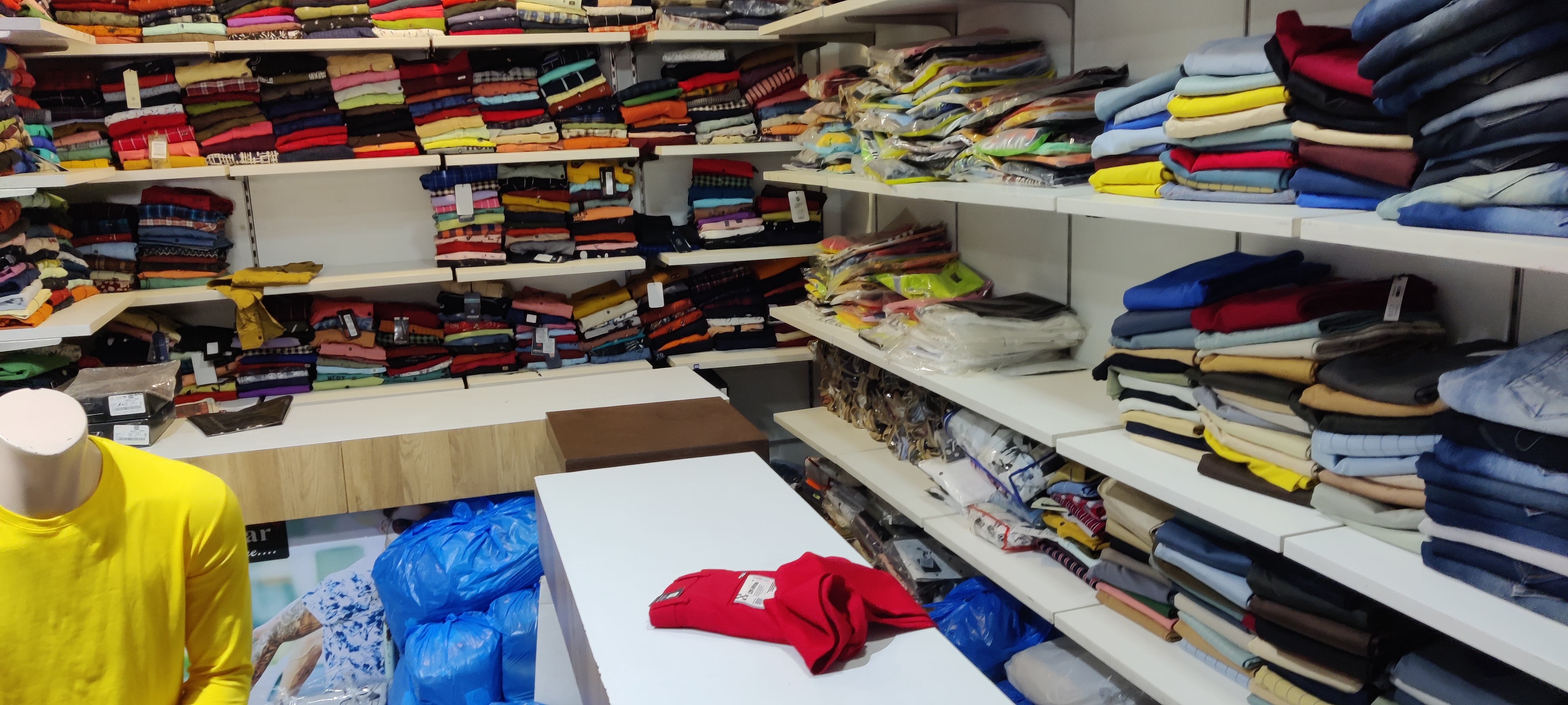 theft news : कपड़े की दुकान से जींस, शर्ट, लोअर और परफ्यूम चोरी