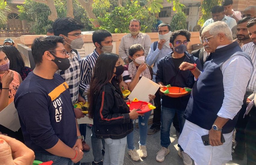 मंत्री शेखावत ने स्ट्रीट एनिमल एवं पक्षियों की सेवा कर रहे स्टूडेंट्स का उत्साह बढ़ाया