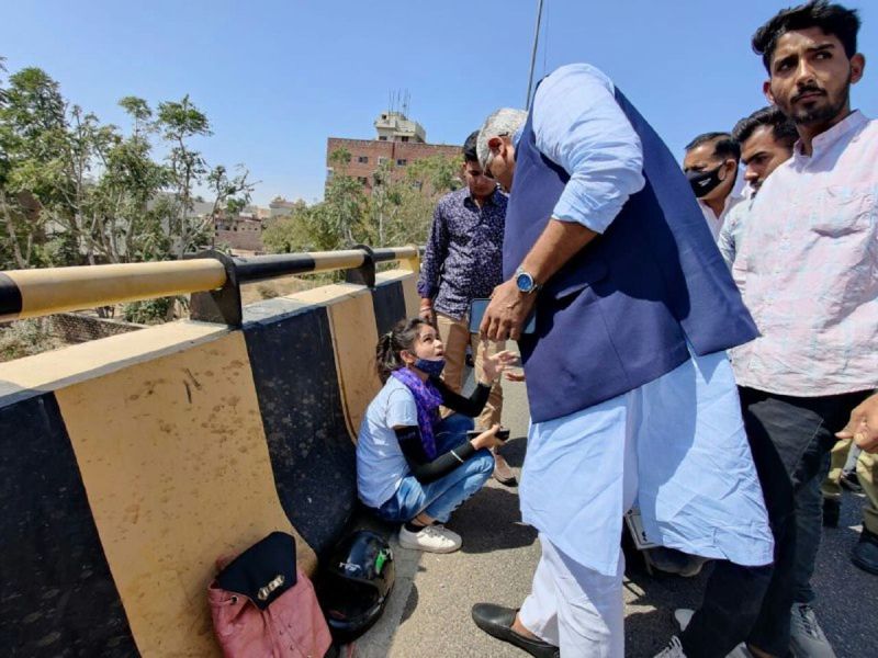 केन्द्रीय मंत्री शेखावत ने सड़क हादसे में घायल दो छात्राओं को पहुंचाया अस्पताल