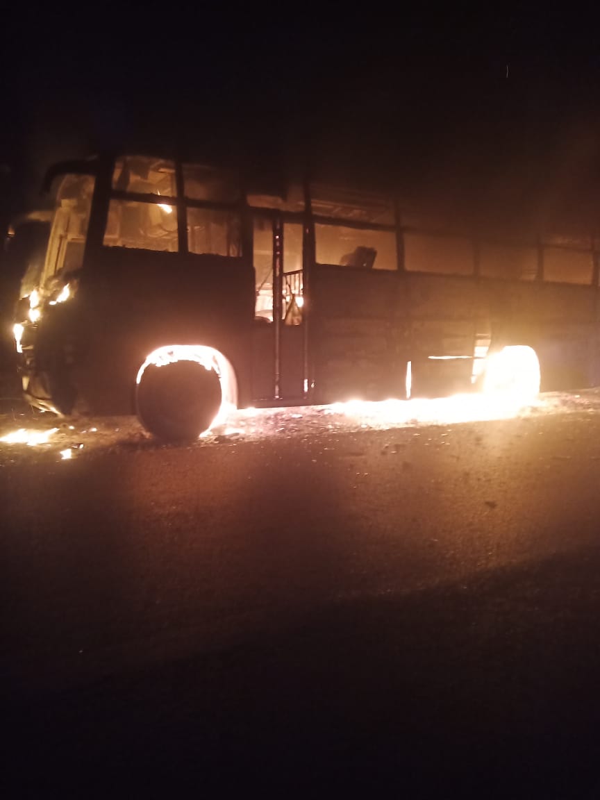 देखें वीडियोः बिजली के तार टूटकर बस पर गिरे, आग की लपटों से खाक हुई बस