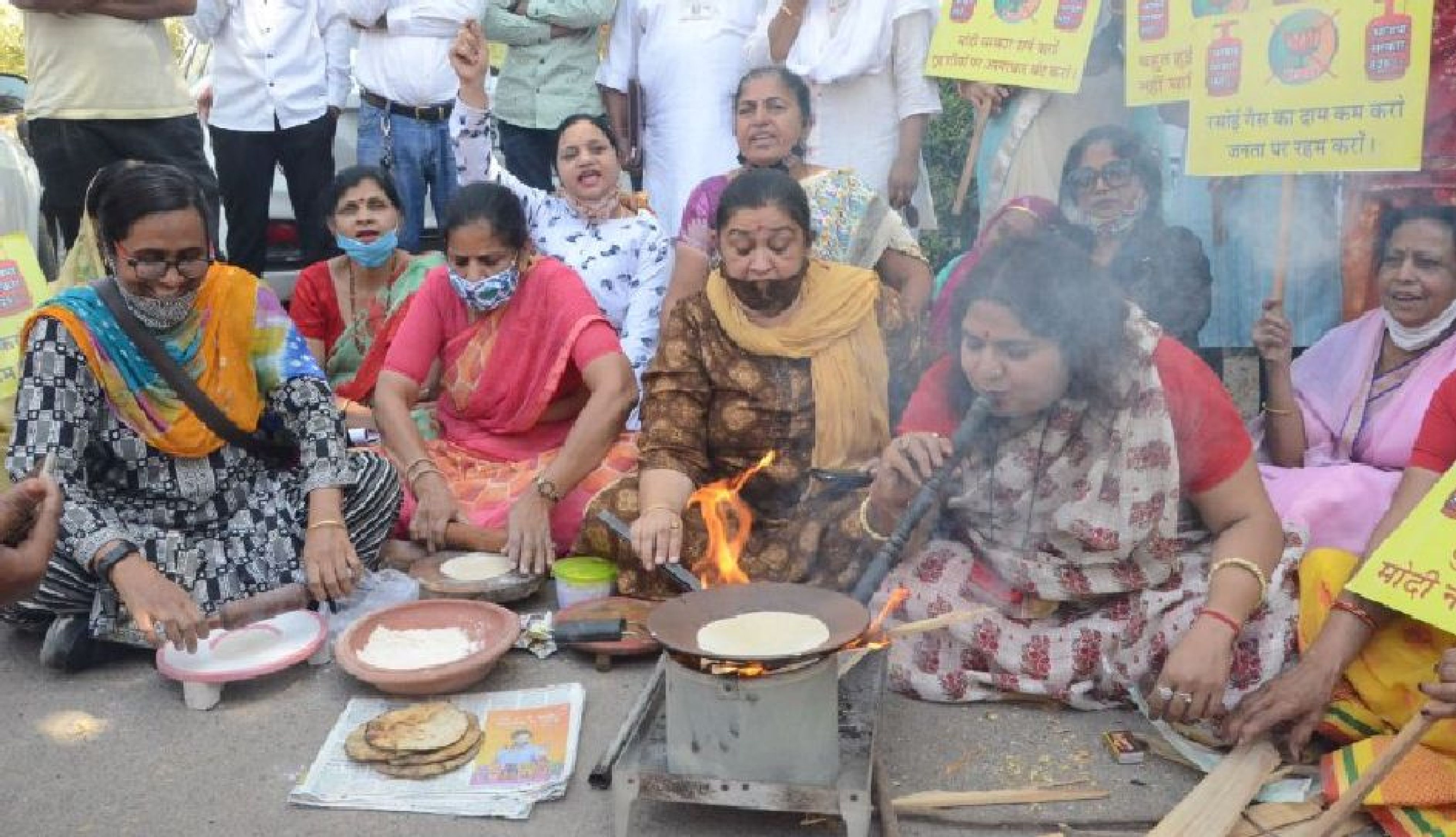 महिला कांग्रेस ने देसी चूल्हा जला किया रसोई गैस, पेट्रोल व डीजल के बढ़ते दामों का विरोध