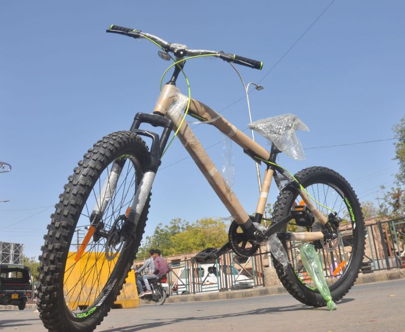 पेट्रोल 100 के पास: बाइक पर नहीं, साइकिल पर स्कूल की राह