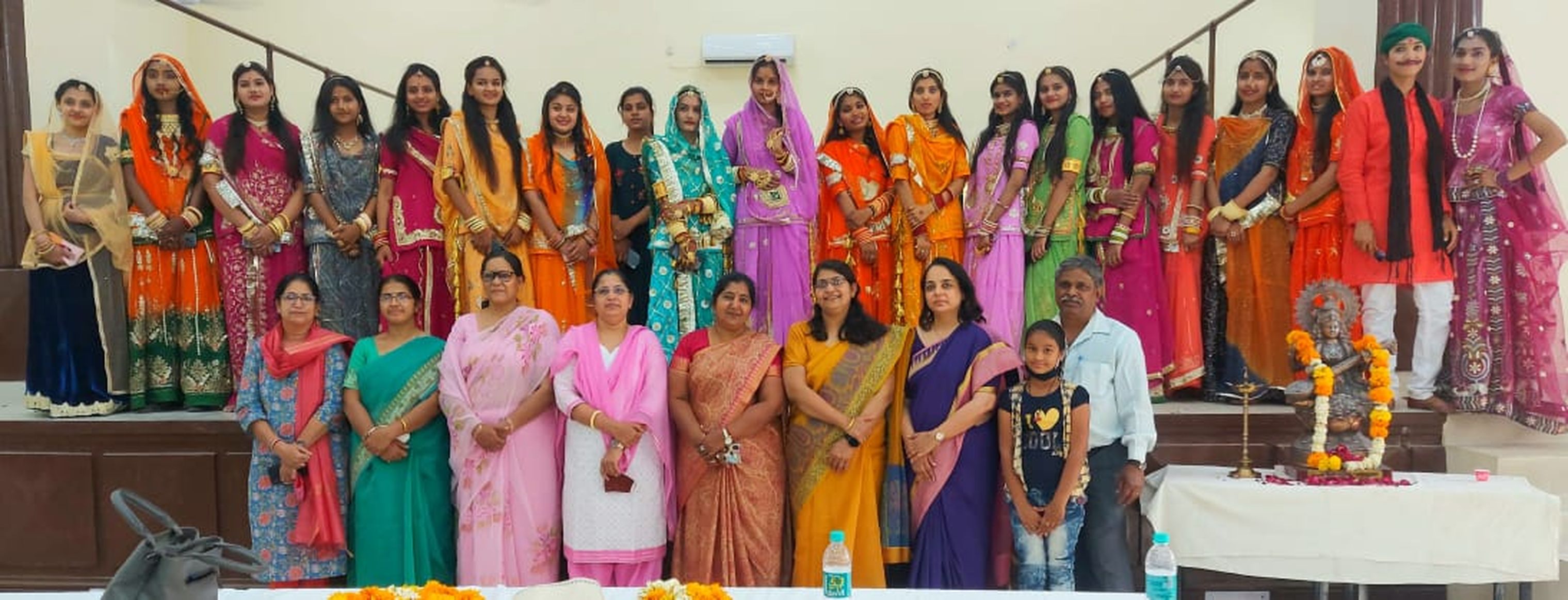 मारवाड़ी लोक नृत्यों पर झूमी छात्राएं