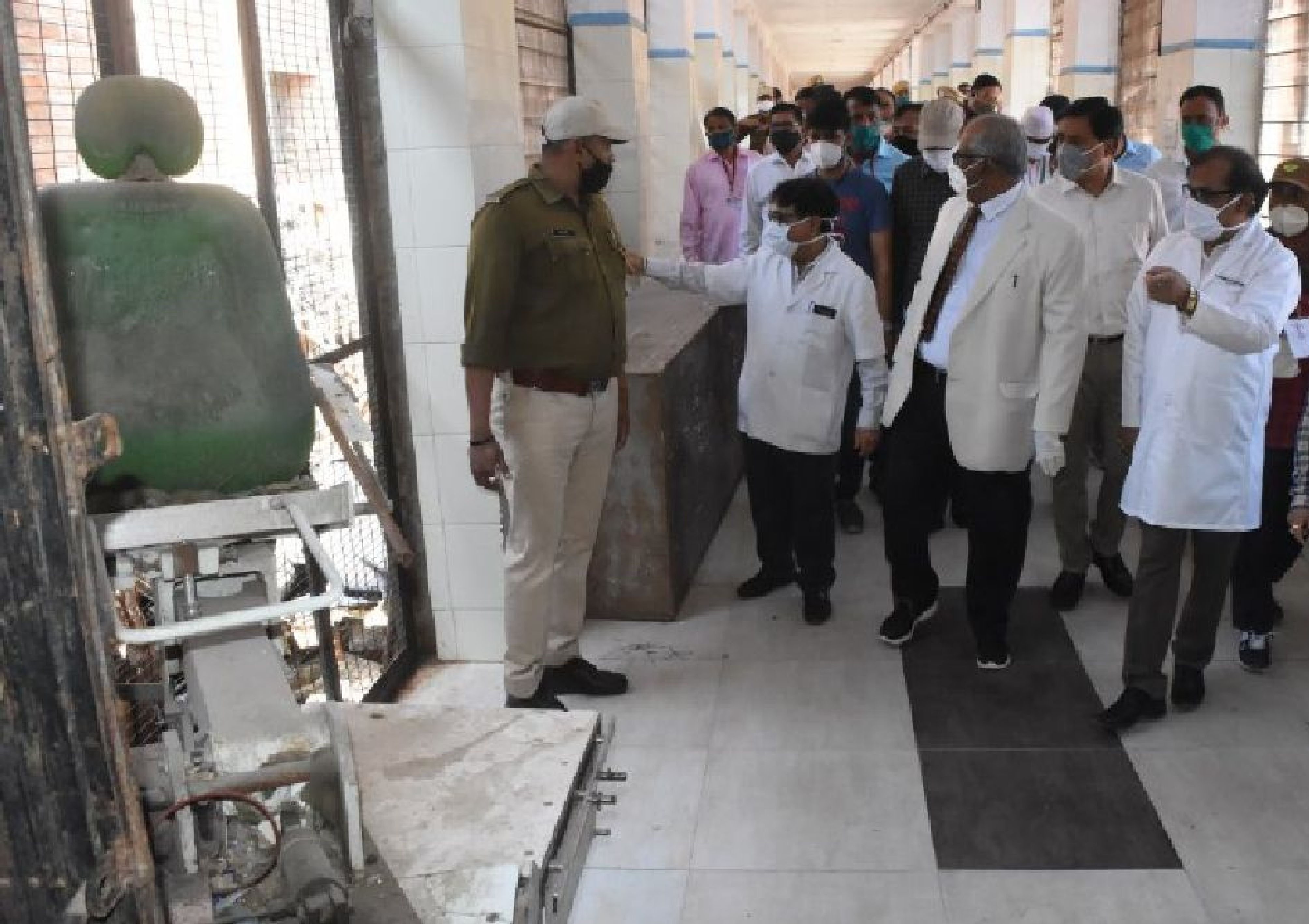 अरे डॉक्टर साहब, यहां मरीज गिर गया तो नया फ्रेक्चर हो जाएगा