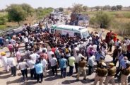 मौत बनकर आई बजरी से भरी ट्रॉली और प्रौढ़ को कुचल गई, गुस्साए ग्रामीणों ने शव को सडक़ पर रख किया प्रदर्शन