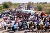 मौत बनकर आई बजरी से भरी ट्रॉली और प्रौढ़ को कुचल गई, गुस्साए ग्रामीणों ने शव को सडक़ पर रख किया प्रदर्शन