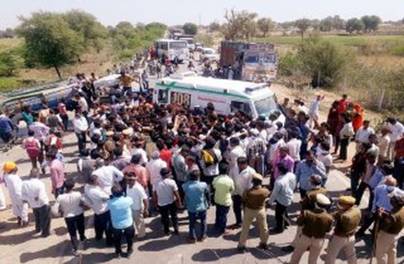 मौत बनकर आई बजरी से भरी ट्रॉली और प्रौढ़ को कुचल गई, गुस्साए ग्रामीणों ने शव को सडक़ पर रख किया प्रदर्शन