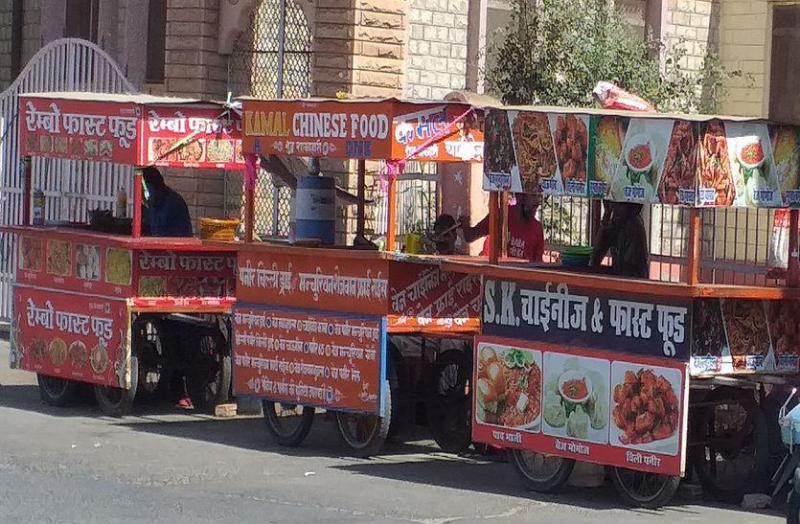 जहां मर्जी वहीं बना दी चौपाटी, सड़कों पर कतार में लगती है स्टॉलें