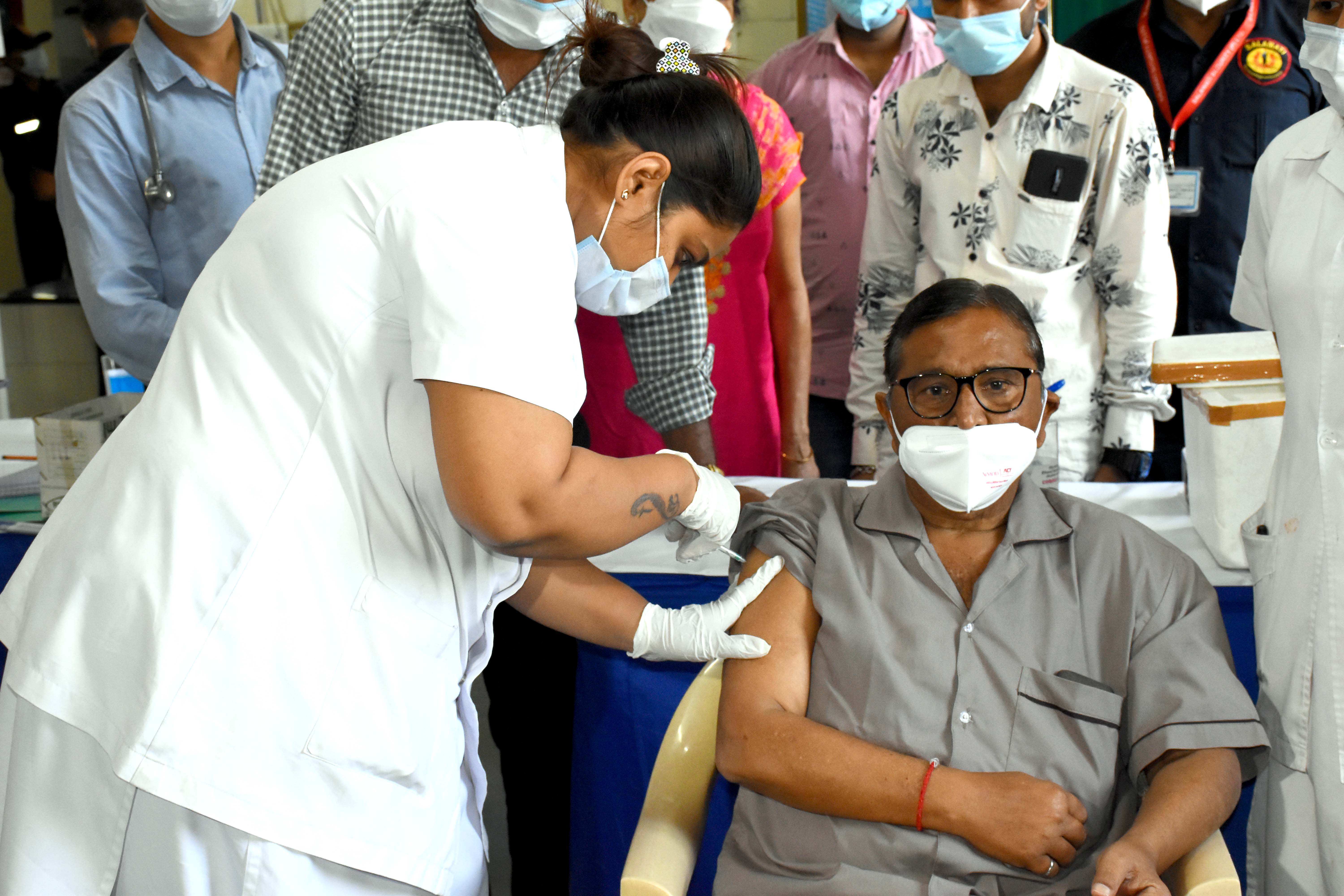 Gujarat: गुजरात में कोरोना के नए 571 मरीज, एक की मौत