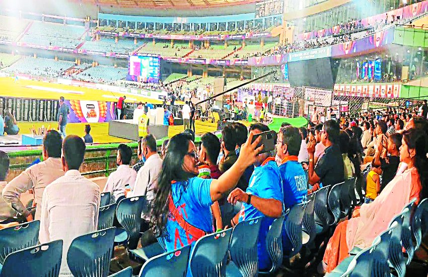 सचिन-सहवाग की सलामी जोड़ी छाई, सहवाग के चौके-छक्के पर उछले दर्शक, चक दे इंडिया... से गूंजा स्टेडियम