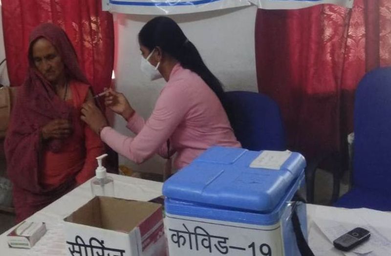 बाड़मेर के भाडखा के आदर्श प्राथमिक स्वास्थ्य केंद्र में 108 वर्षीय मथरी देवी ने शुक्रवार को टीका लगवाया।