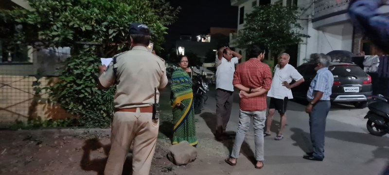 Chain snatching:crooks ran away with the chain from an old woman neck