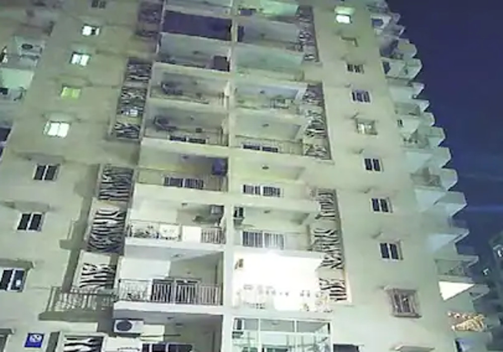 नोएडा में सांवले रंग पर कसते थे फब्तियां, दुखी छात्र ने 15वीं मंजिल से कूद कर जान दी