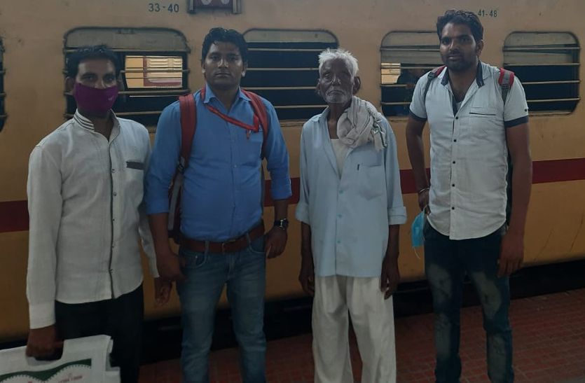 Rambharosi disappeared from the path between Char Dham Yatra, railway employees found elderly
