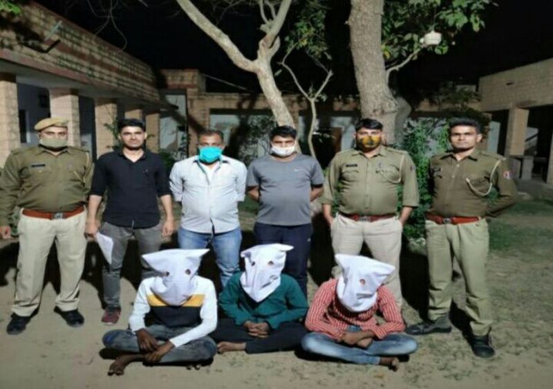 साइकिल सवार का मोबाइल लूटा, तीन गिरफ्तार