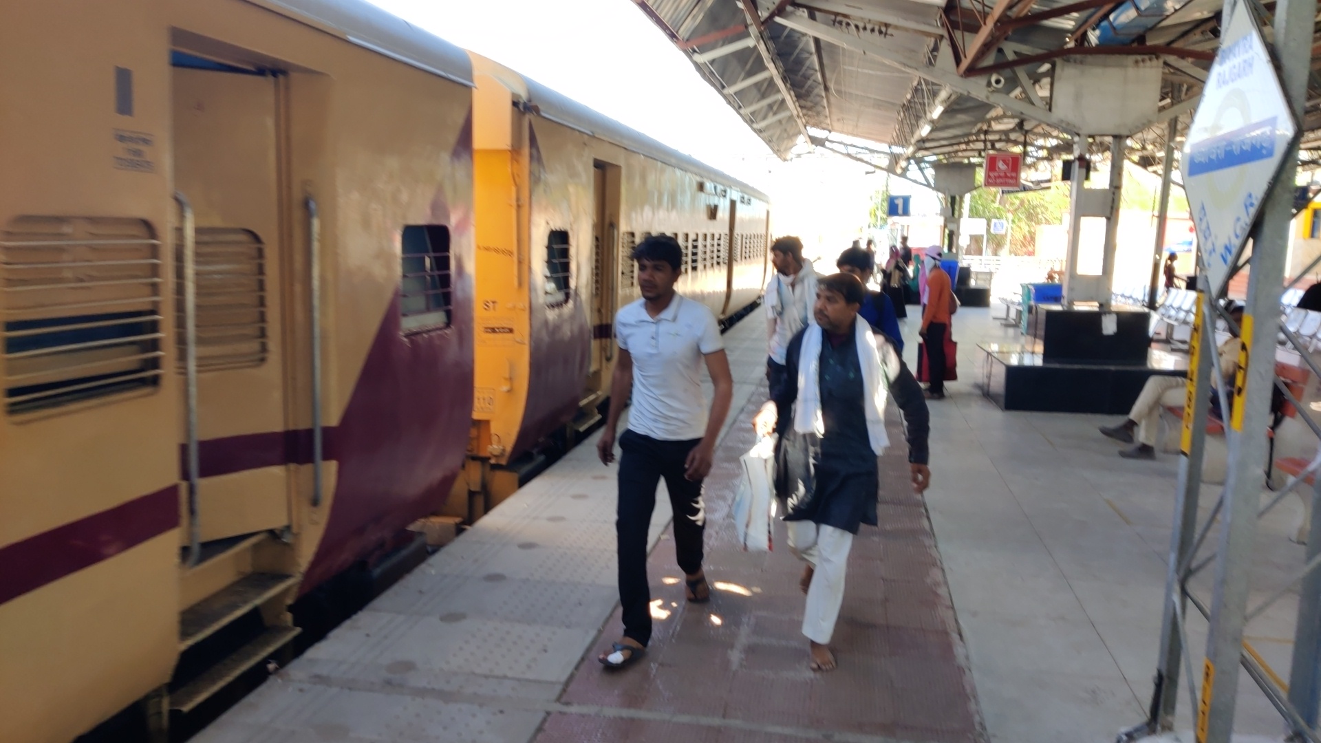 चालू की गई ट्रेनों में नहीं बढ़ रहा ट्रैफिक, जरूरत की इंदौर-कोटा अभी भी नहीं शुरू हुई