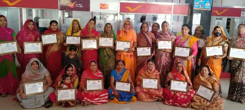 महिलाएं पुरुषों से कंधे से कंधा मिलाकर चल रही