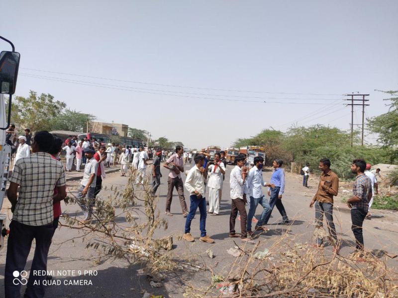 आरोपियों की गिरफ्तारी को लेकर हाइवे जाम, पुलिस ने किया बल प्रयोग