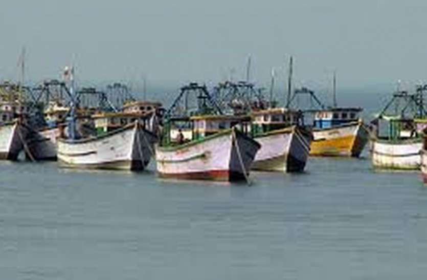 मछली पकडऩे के दौरान जाल में फसे कैन की शराब पीने से तीन मछुआरों की मौत