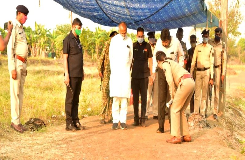 बठेना में 5 लोगों की संदिग्ध मौत पर पुलिस की चुप्पी, 10 पन्ने का सुसाइडल नोट मिला तो परिजनों से मिलने पहुंचे गृह मंत्री