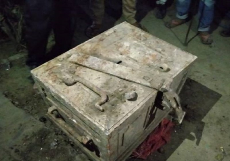 अतिक्रमण हटाने के दौरान खुदाई में निकली पुरानी तिजोरी, फिर तिजोरी देख लोग रह गये दंग