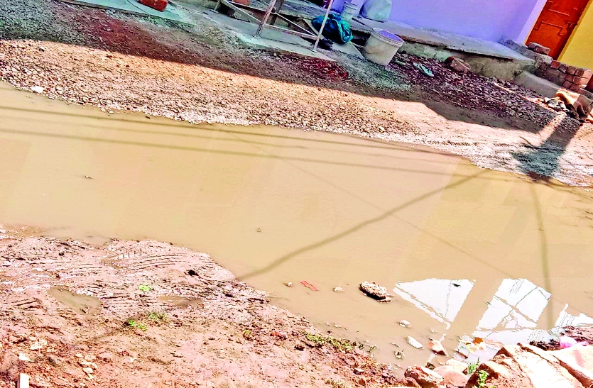 सीवेज का गंदा पानी भरा सड़कों पर, रहवासी परेशान