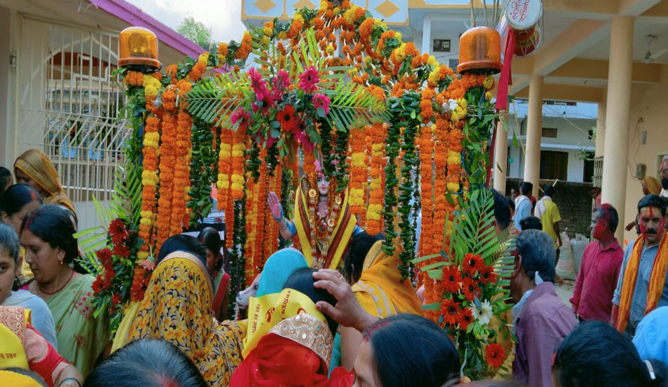 गाजे-बाजे के साथ निकली भगवान भोलेनाथ की बारात, झूमते-नाचते गौरी मंदिर पहुंची शिवभक्तों की टोली