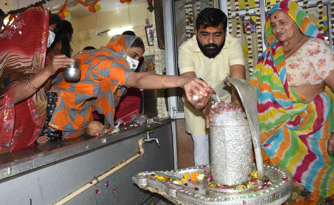 तपिश पर भारी रही आस्था, शिवभक्तों ने परिवार के साथ किया शिवालयों पूजन