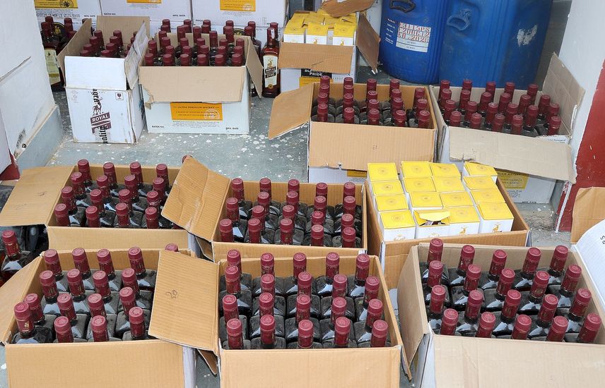 बांसवाड़ा : नकली शराब बनाने के गिरोह का भंडाफोड़, अंतरराज्यीय तस्करी के संकेत पर फैक्ट्री परिसर का मालिक गिरफ्तार