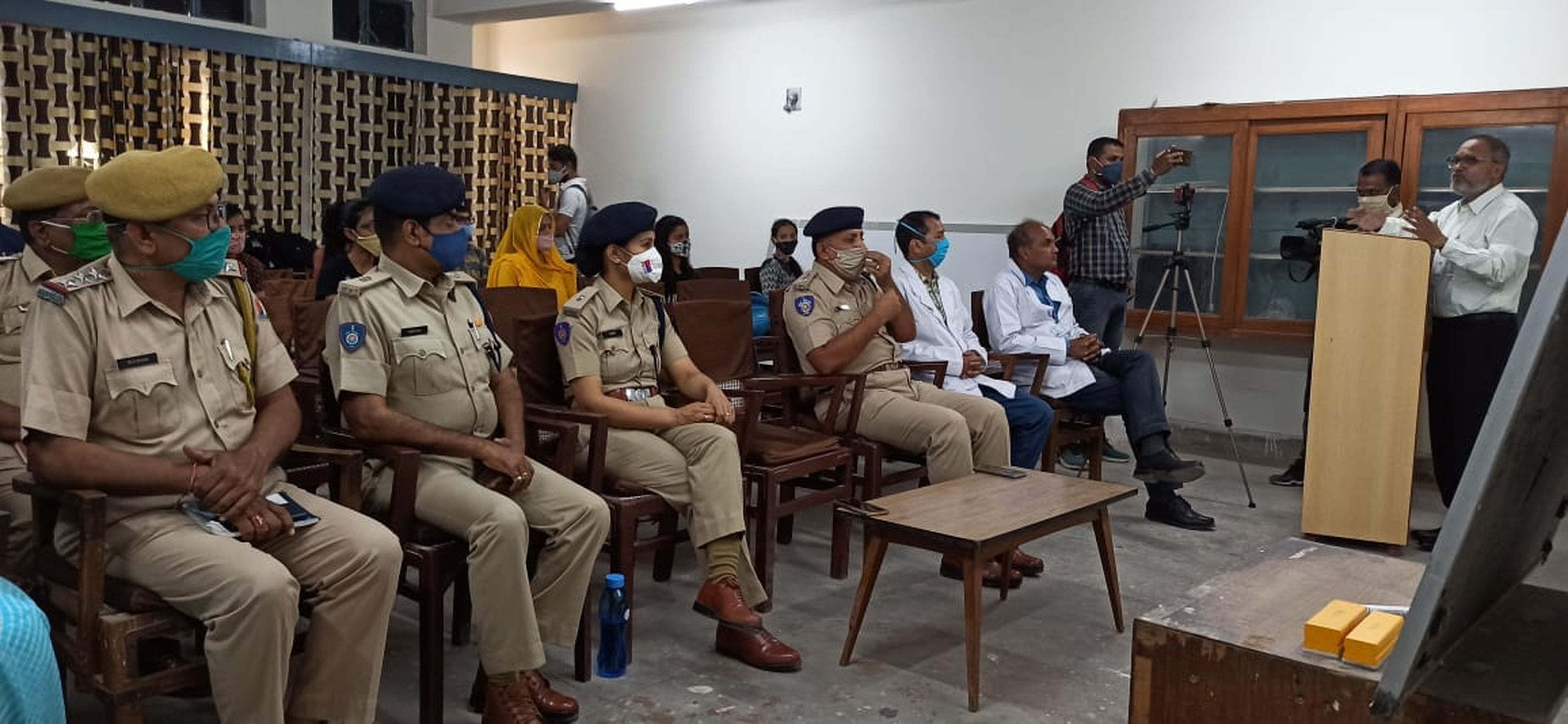 पुलिस अधिकारियों को दिए रिलेक्सेशन टेक्निक के टिप्स