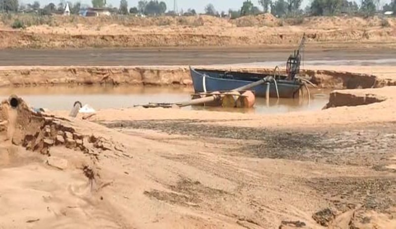 नदी में 3 नाव लगवाकर रेत निकलवा रहा ठेकेदार, नियमों की खुलेआम उड़ रही धज्जियां, जिम्मेदार मौन