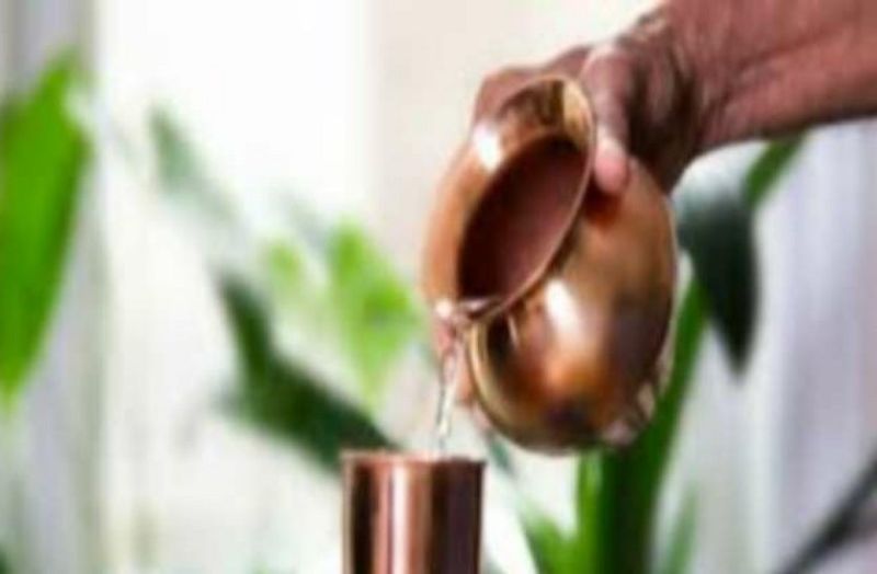 तांबे के बर्तन का पानी पीने से शरीर को होंगे कई फायदे, सुबह-सुबह जरूर पीएं यह पानी