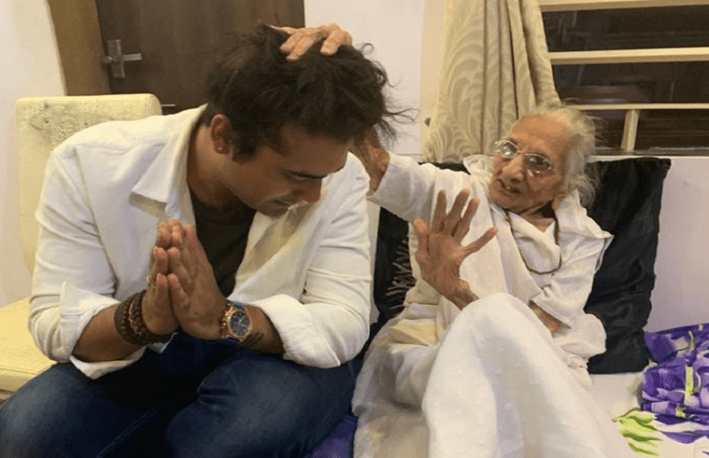 PM मोदी की मां से मिलने पहुंचे सिंगर जुबिन नौटियाल, प्रधानमंत्री को लेकर बोली यह बात