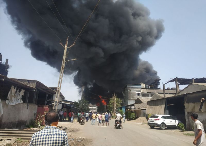 गोदाम में आग से आसपास के क्षेत्र में भय का माहौल